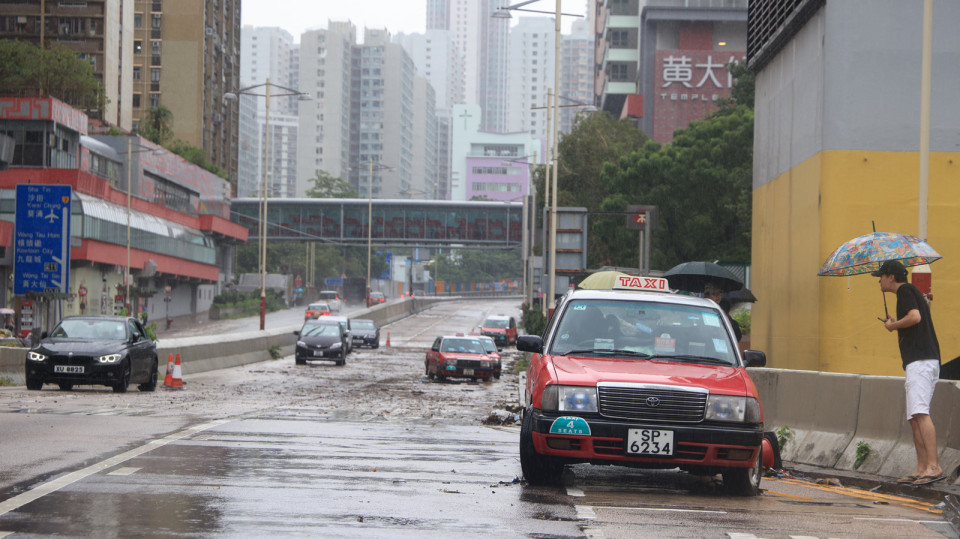 世紀暴雨 | 天文臺改發黃色暴雨警告信號 黑雨警告生效16個半小時破紀錄