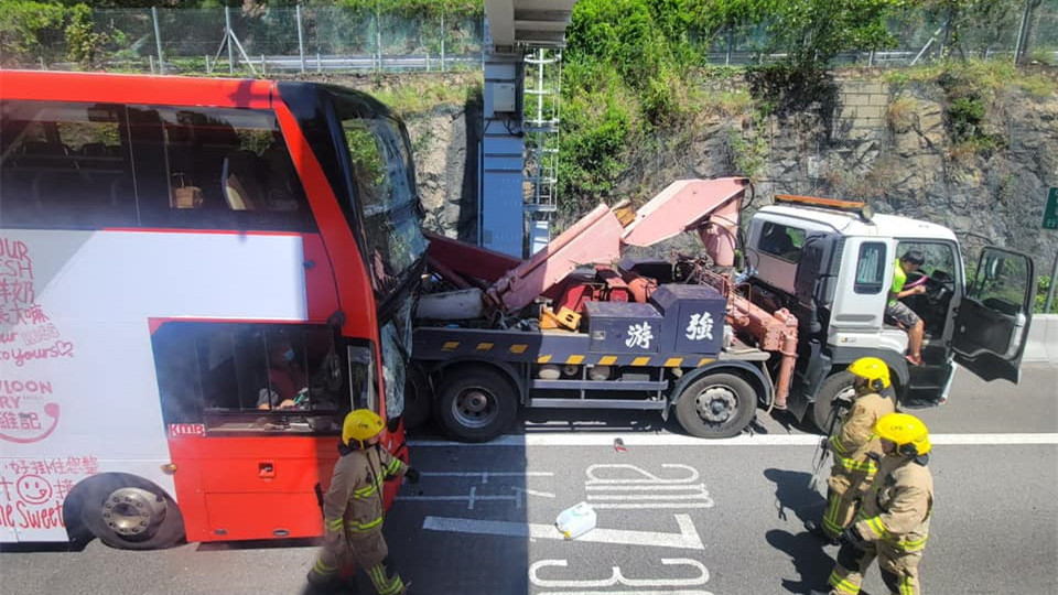 突發(fā)！屯門公路九巴撼吊臂車尾 約30名乘客受傷