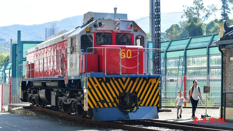 圖集｜半世紀柴油火車復(fù)修後展出 鐵路迷齊打卡感受歲月痕跡