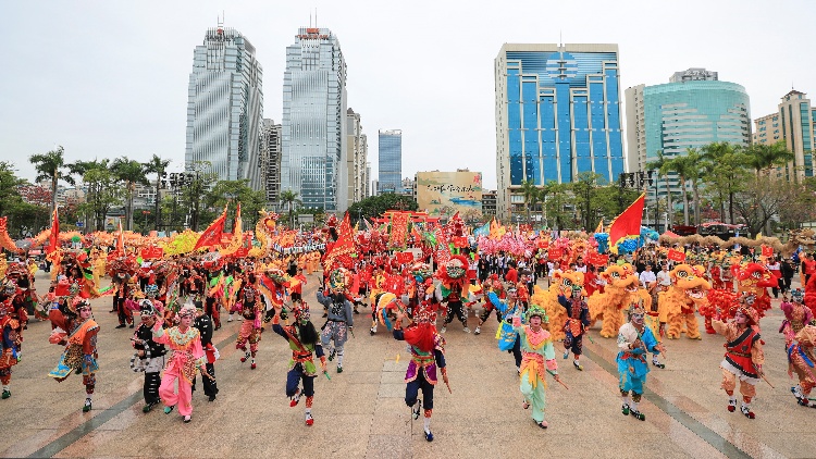 有片∣【請(qǐng)到廣東過(guò)大年】惠州萬(wàn)人空巷觀龍騰四海鬧元宵