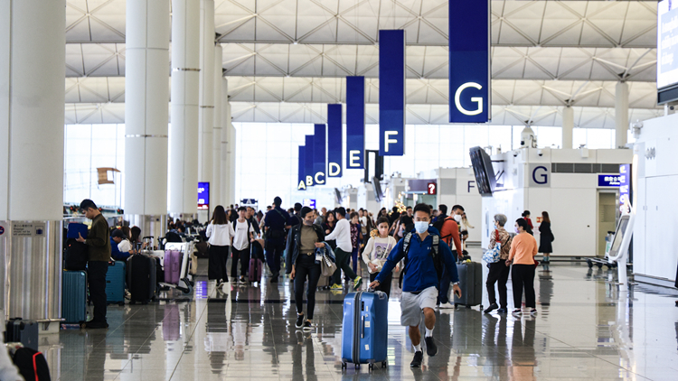 鄧炳強：爭取今年底前完成旅客抵港及離港申報表電子化 