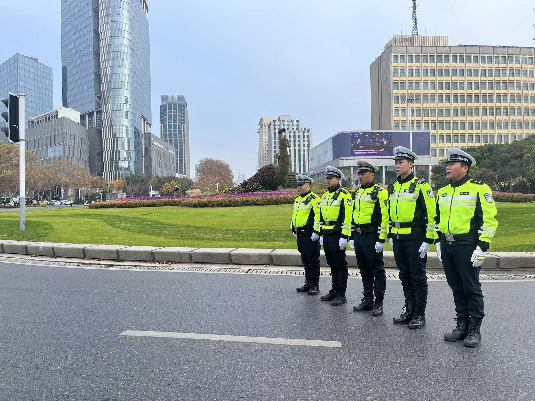 2：12月13日10點01分，當(dāng)防空警報響起時，南京進入“一分鐘定格”。（華振 攝）.jpg