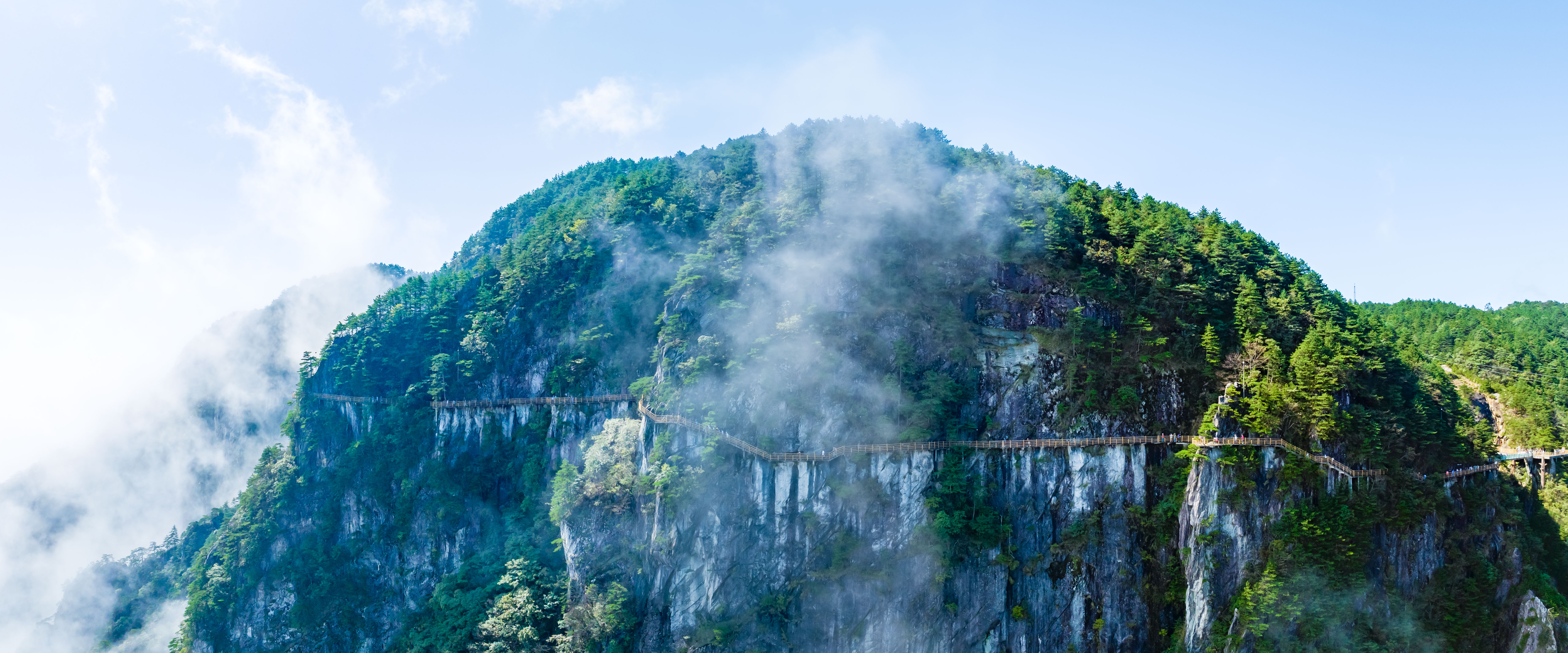 圖2：風光秀美的明月山.jpg