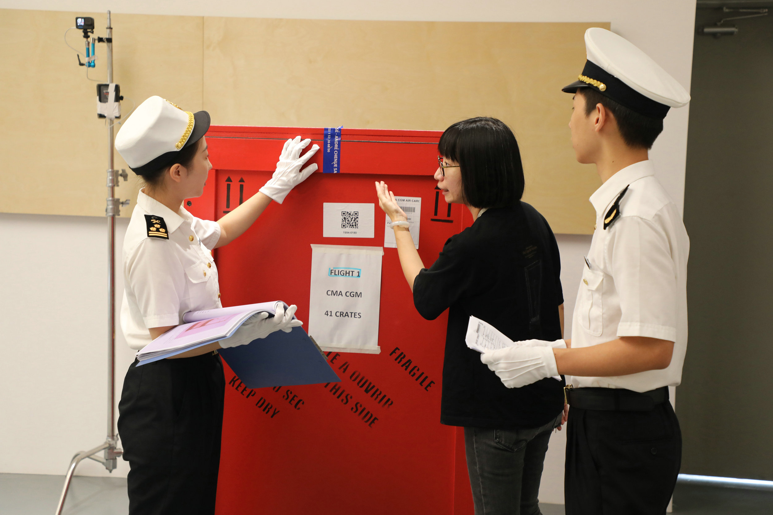 廣州海關所屬花都海關關員在進境參展藝術品開箱前仔細核對外包裝信息。（攝影：周正森）.jpg